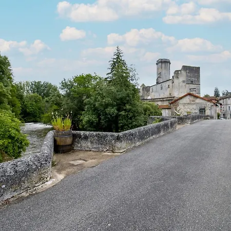 Charme Et Elegance A Bourdeilles