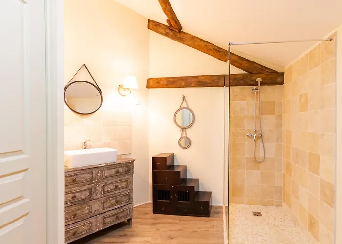 Charme Et Elegance A Bourdeilles