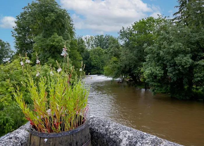 Charme Et Elegance A Bourdeilles