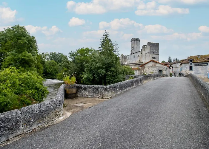 Charme Et Elegance A Bourdeilles